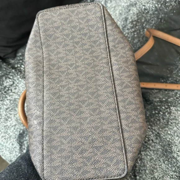 Michael Kors monogram crossbody/tote - Picture 9 of 9